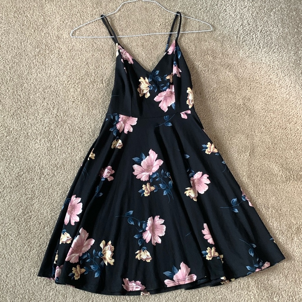 Soprano XS black dress w flower print